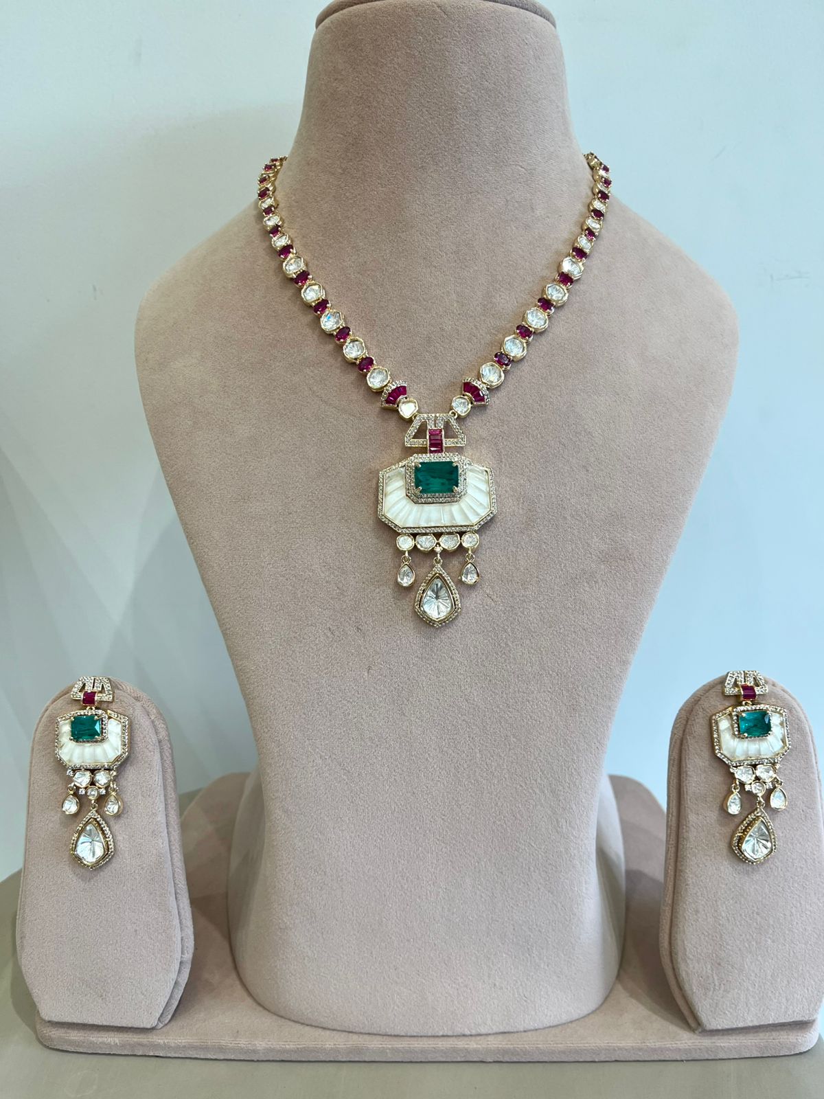 MOP Rubi Chauki Necklace Set VNN650