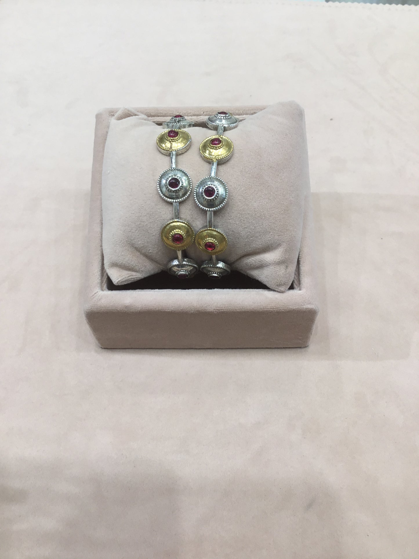 Round Stone Bangles- VNG021