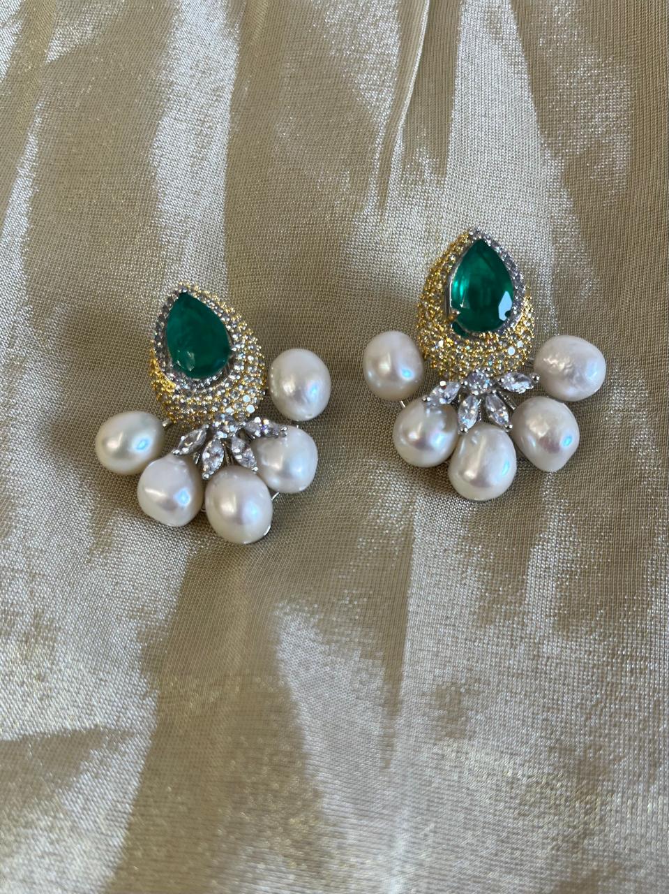 Royal Green & Pearl Studs VNE309