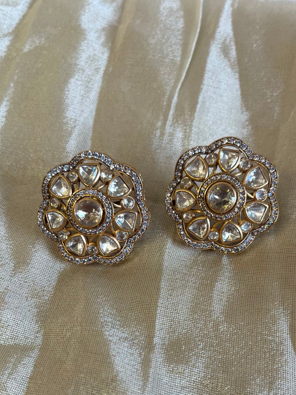 Aura Floral Polki Studs VNE319