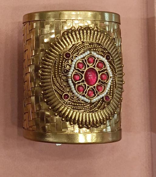 Red Stone Gold Handcuff- VNG030