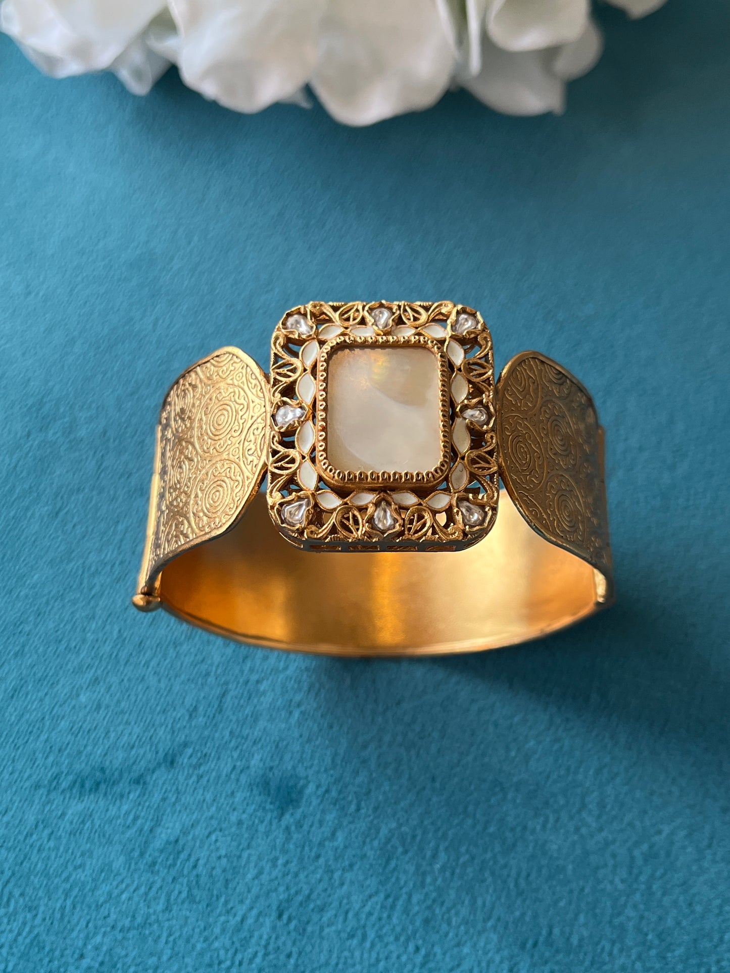 White MOP Gold Kadu VNHN251