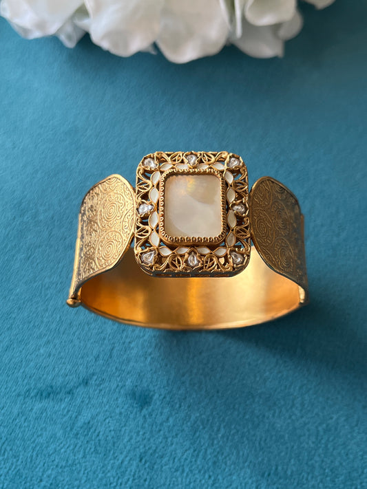 White MOP Gold Kadu VNHN251