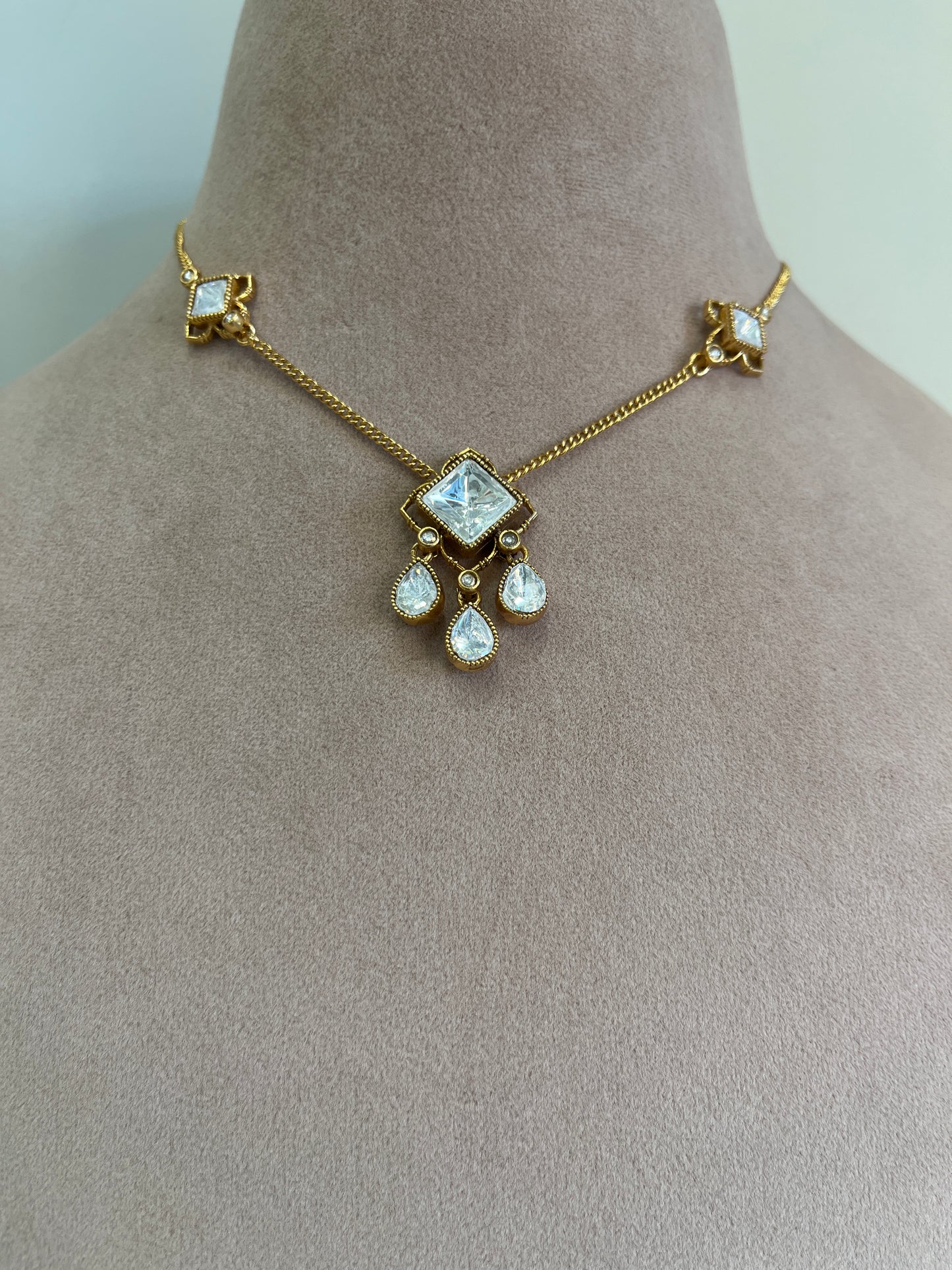 White Polki Pendant Chain Set VNN281