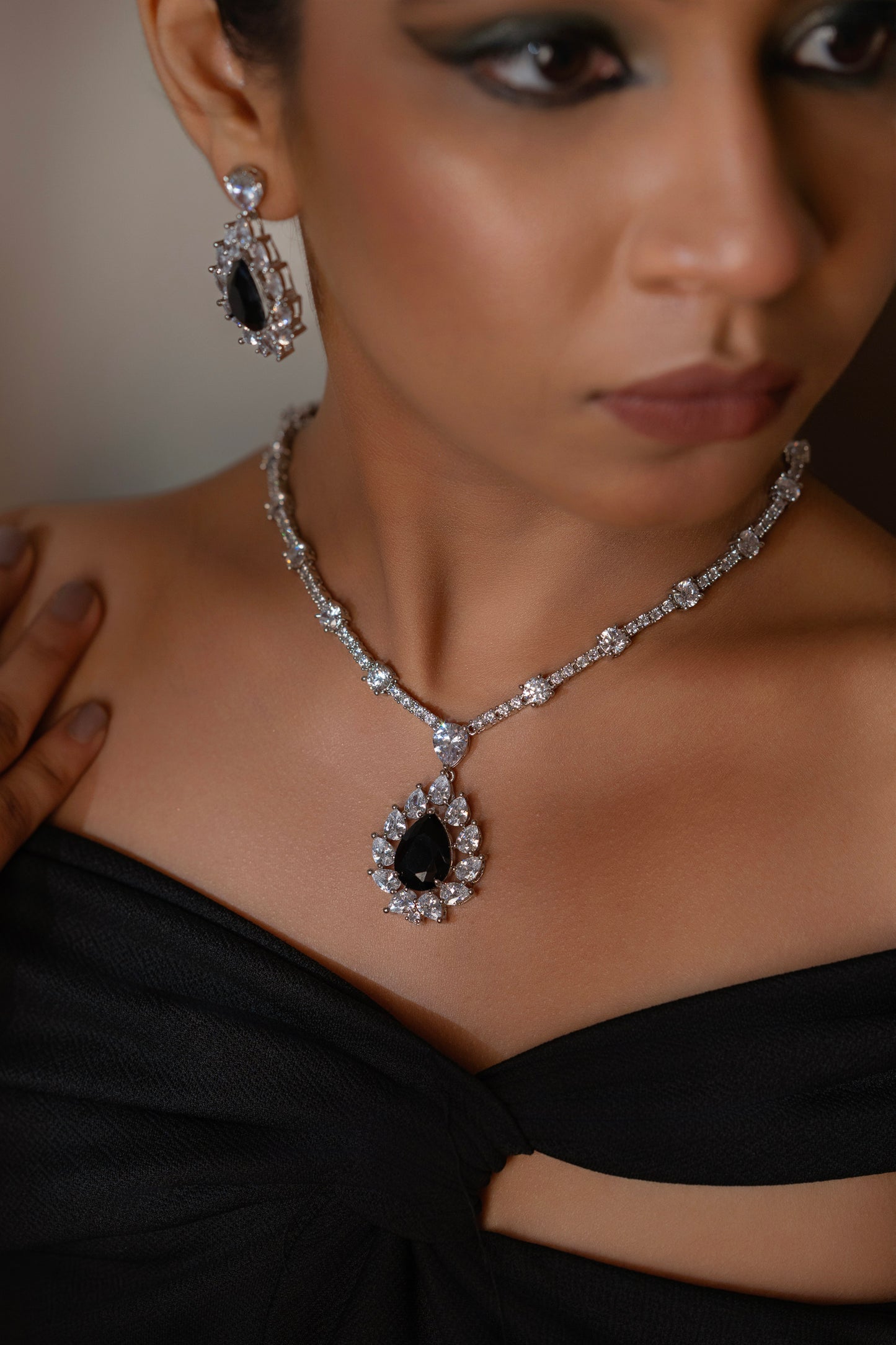 Black Stone Diamond Necklace Set-VNN402