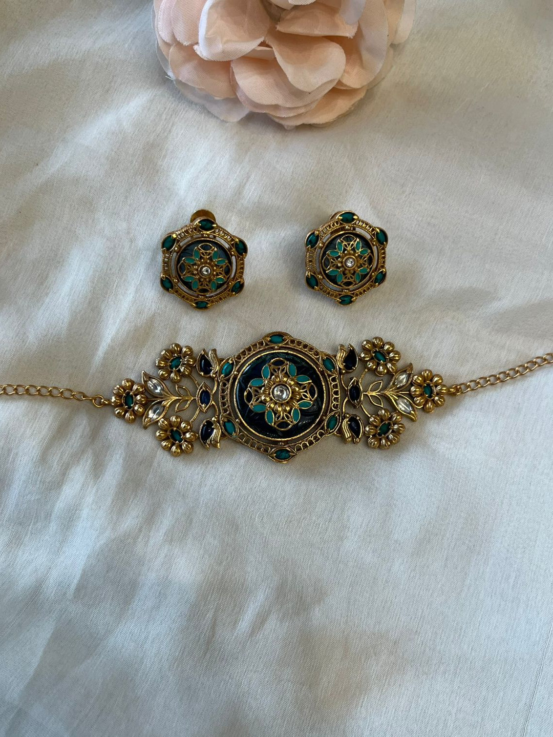 Floral Motifs Stone Chokar Set VNN550