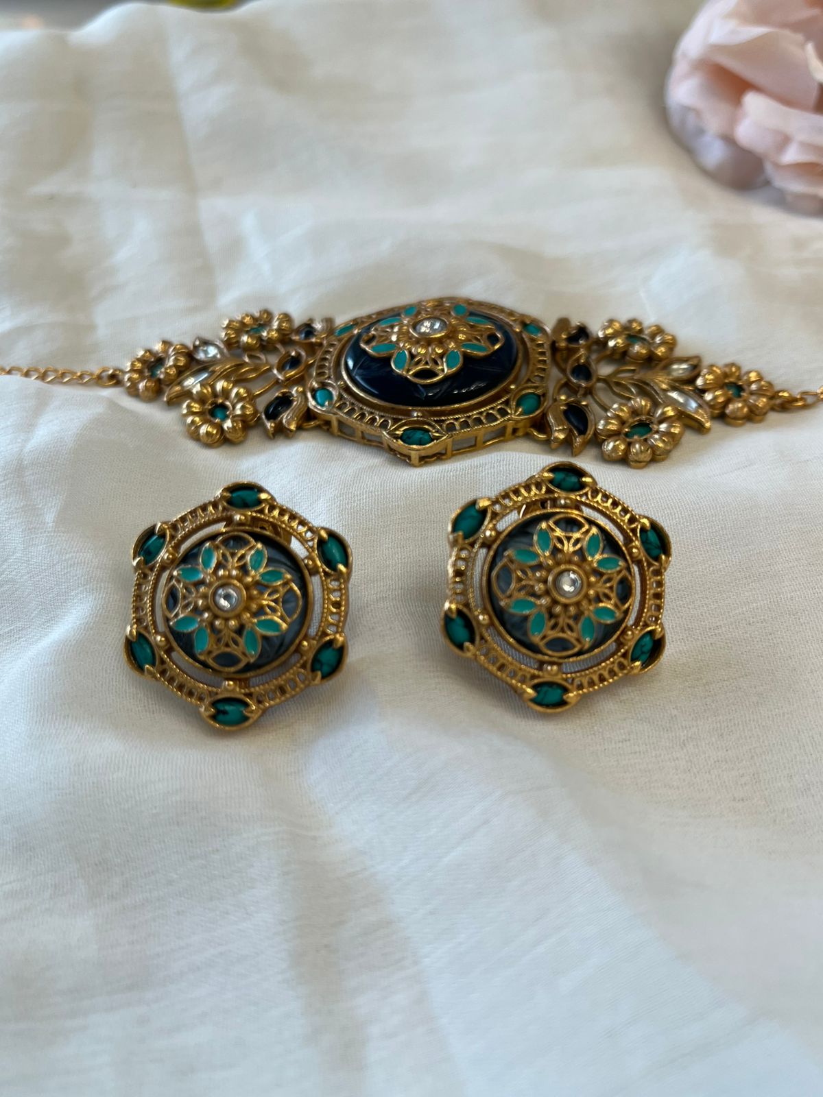 Floral Motifs Stone Chokar Set VNN550