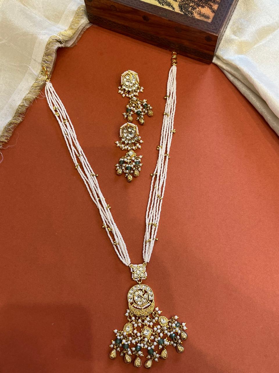 Mayur White Jadau Pendant Set VNN687