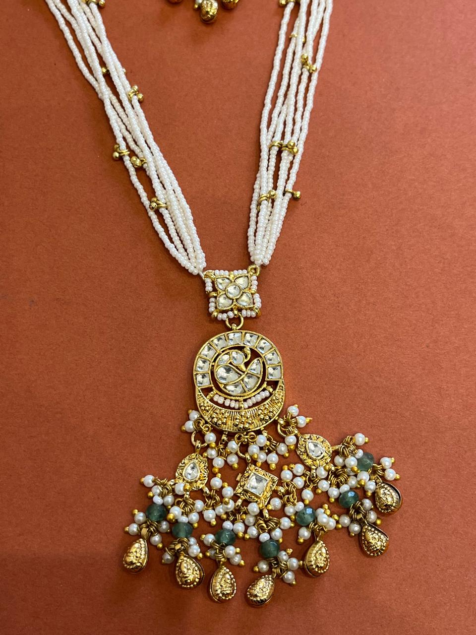 Mayur White Jadau Pendant Set VNN687