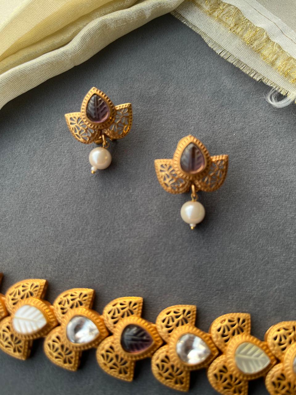 Leaf Carved Choker Set VNN714